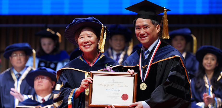 陳銳斌教授（右）於10月18日舉行的香港科技大學學位頒授典禮2025上，獲校長葉玉如教授頒發「祁敖卓越教學服務獎章」，以表揚他在教學與課程發展上成就卓越，熱心培育英才，竭誠推動大學的教育使命。
