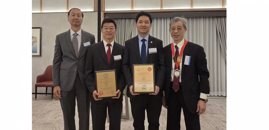 新任香港工程院院士范智勇教授（右二）及張利民教授（左二）、香港工程院院長陳兆根博士、工程師（右一），以及同為香港工程院院士的電子及計算機工程學系訪問教授郭海成（左一）。