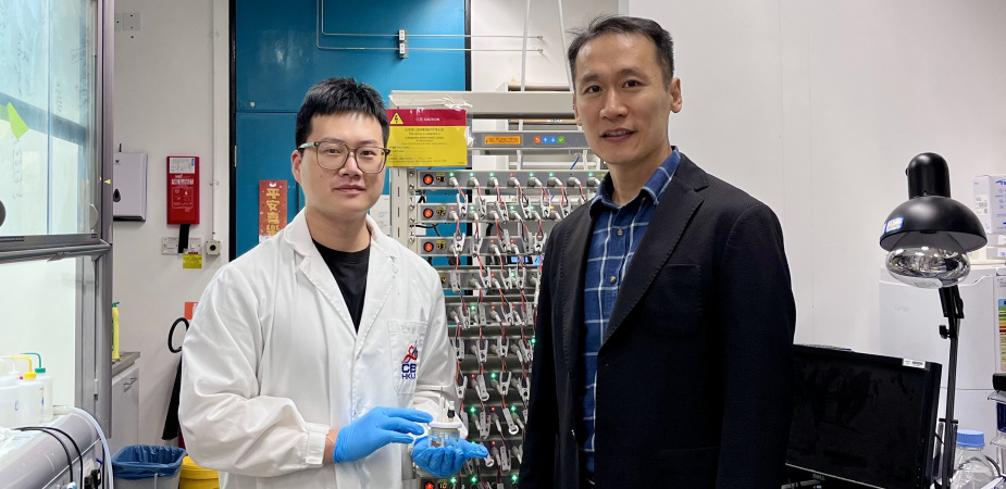 科大化學及生物工程學系副教授兼論文的通訊作者金允燮教授（右）及其博士生兼論文第一作者尹卓毓（左；手持電化學電池模具）站在電池充放電循環儀旁合影。