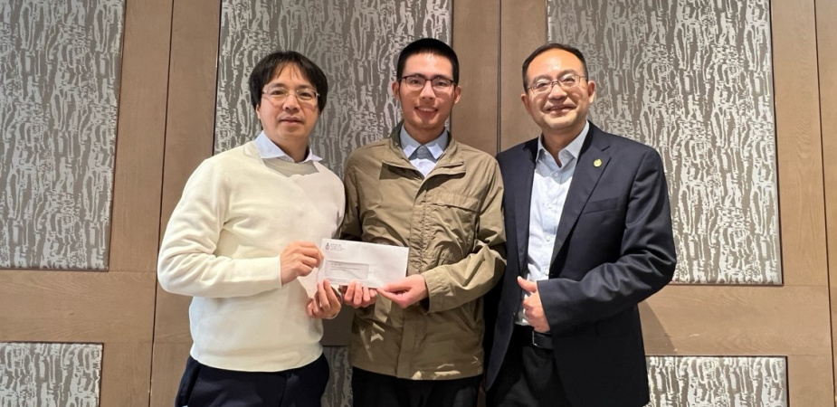 計算機科學及工程學博士生師宇哲（中）及其博士指導老師、跨學科學院院長 及計算機科學及工程學系講座教授屈華民（右）與研發事務辦公室主任兼物理學系講座教授羅錦團（左）。