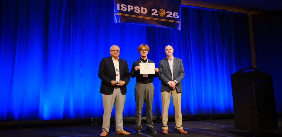 电子及计算机工程学系博士生葛昱初（中）于 IEEE ISPSD 2026 上获颁最佳海报奖。