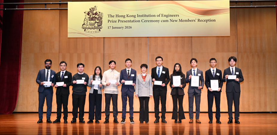 HKUST engineering students Freeman Tse Sze-Bok (third right), Hayden Leung Lok-Hay (third left), Shahman Ali (first left) and Eugene Cheung Hon (sixth left) were honored at the HKIE Prize Presentation Ceremony cum New Members’ Reception.
