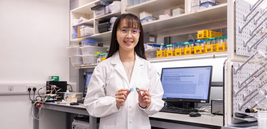科大化学及生物工程学系助理教授Hnin Yin Yin Nyein教授展示她与研究团队开发的异质模态表皮液态金属贴片，简称HELP。