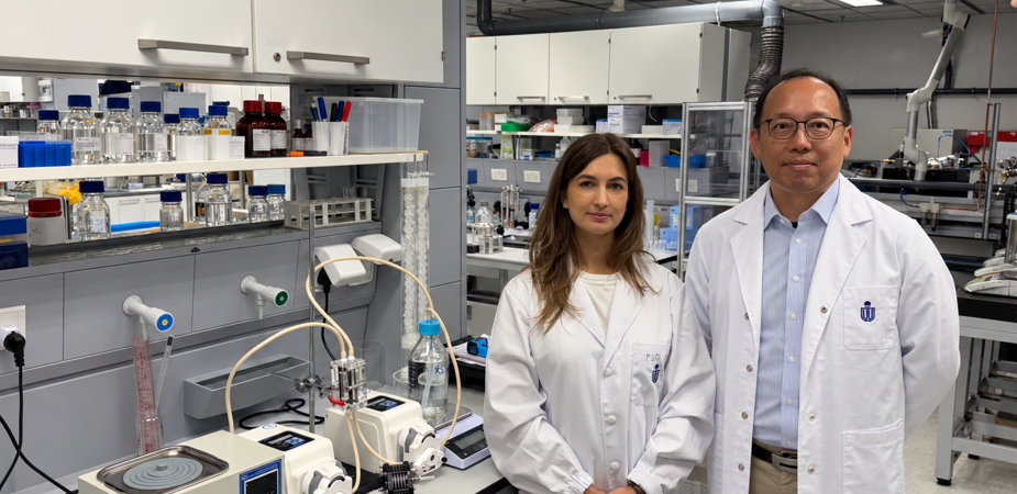 Prof. Shang Chii (right), Professor of the Department of Civil and Environmental Engineering at HKUST, and Dr. Gabriela Scheibel Cassol (left), postdoctoral fellow in the same department and HKUST PhD graduate in Environmental Engineering, developed a sustainable integrated seawater-to-hydrogen system.