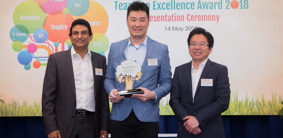 Prof. Percy DIAS (left), Chairman of Committee on Undergraduate Core Education, and Prof. PONG Ting-Chuen (right), Acting Provost, jointly present the award to Prof. Thomas HU.