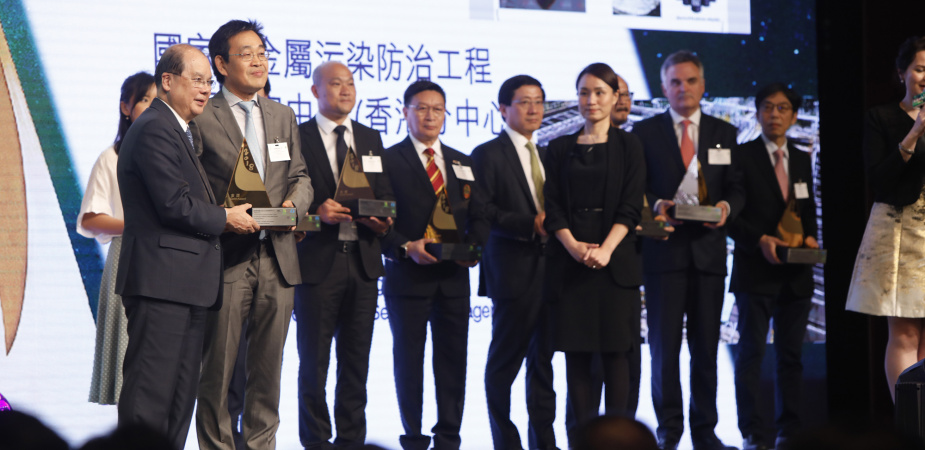 Prof. Chen Guanghao received the prestigious Hong Kong Prof. CHEN Guang-hao received the prestigious Hong Kong Green Innovations Awards - Gold Award from Mr. Matthew CHEUNG Kin-Chung (first from left), Acting Chief Executive of the HKSAR at the presentation ceremony of the Hong Kong Awards for Environmental Excellence 2018.