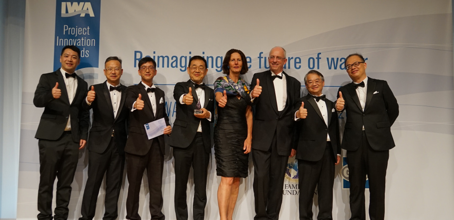 Prof. CHEN Guanghao (fourth left) and his research team received the Bronze Medal of Project Innovation Awards from Diane D’ARRAS (fourth right), President of International Water Association (IWA) at the IWA World Water Congress and Exhibition on September 17, 2018.	
