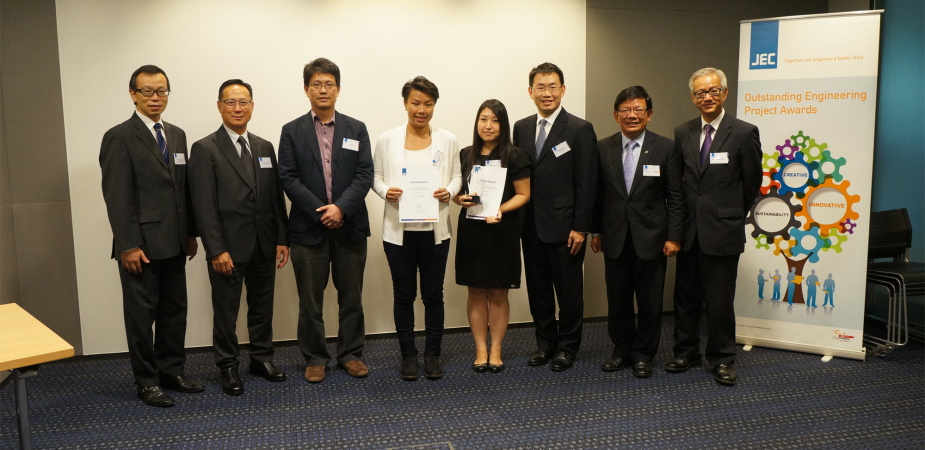 Gold Award team members Belsy Wai Tung Yuen (4th from left) and Kandy Kan Kan Yeung (4th from right), with Prof Christopher Chao (3rd from left), at the award presentation ceremony on 23 June 2014.