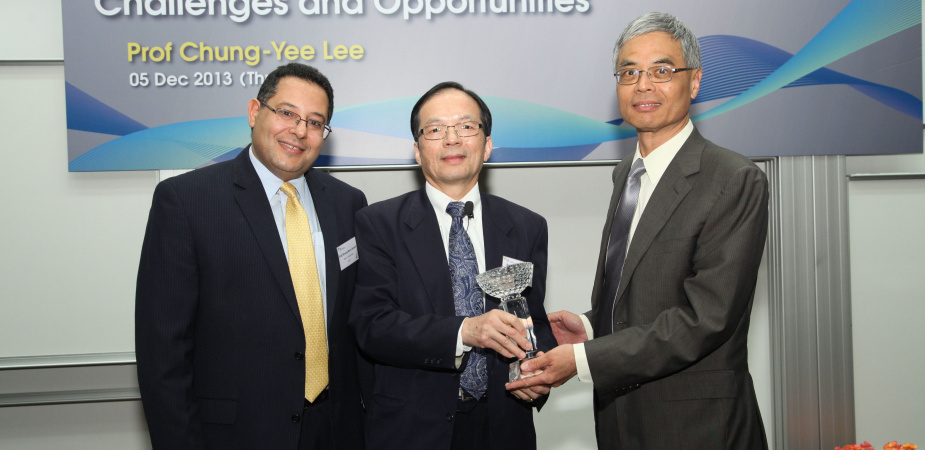 HKUST Executive Vice-President and Provost Prof Wei Shyy (right) and HKUST Dean of Engineering Prof Khaled Ben Letaief (left) jointly presented the 2013 Distinguished Research Excellence Award to Prof Chung-Yee Lee. 