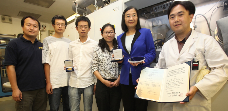 The research team led by Prof Kei May Lau (second right).
