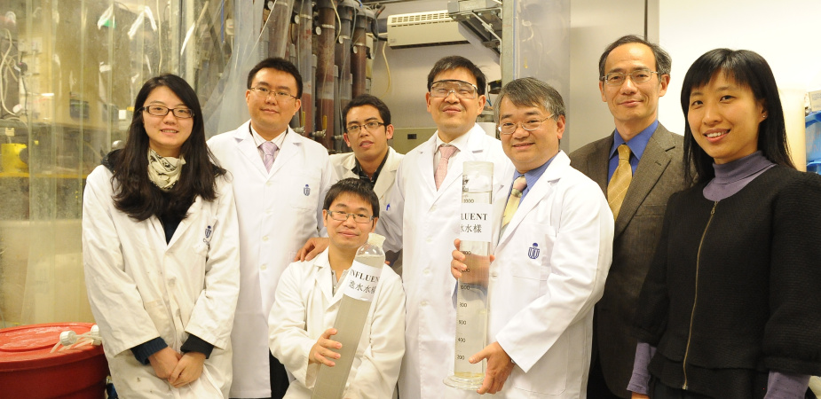 科大陳光浩教授（右四）的科研團隊獲渠務署和創新及科技基金等資助本港資助金額最高的獨立環保科研項目。