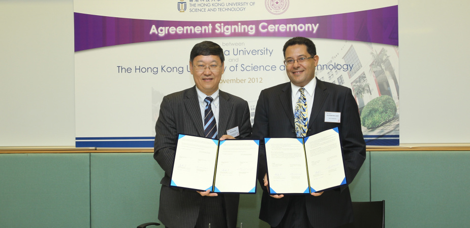 HKUST Dean of Engineering Prof Khaled Ben Letaief (right) and Dean of Graduate School at Shenzhen, Tsinghua University Prof Feiyu Kang sign the agreement at HKUST. 