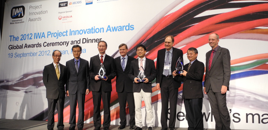 At the Global Awards Ceremony in Korea: (from left) Ir David Li, Senior Manager of Hong Kong International Airport; Ir K C Chan, Chief Engineer of Water Supplies Department of the HKSAR Government; Ir C C Chan, Director of Drainage Services Department of the HKSAR Government; award presenter from IWA; Prof Guanghao Chen of HKUST; Prof George Ekama of the University of Cape Town; Dr Samuel Chui of HKUST; and Prof Mark van Loosdrecht of the Delft University of Technology