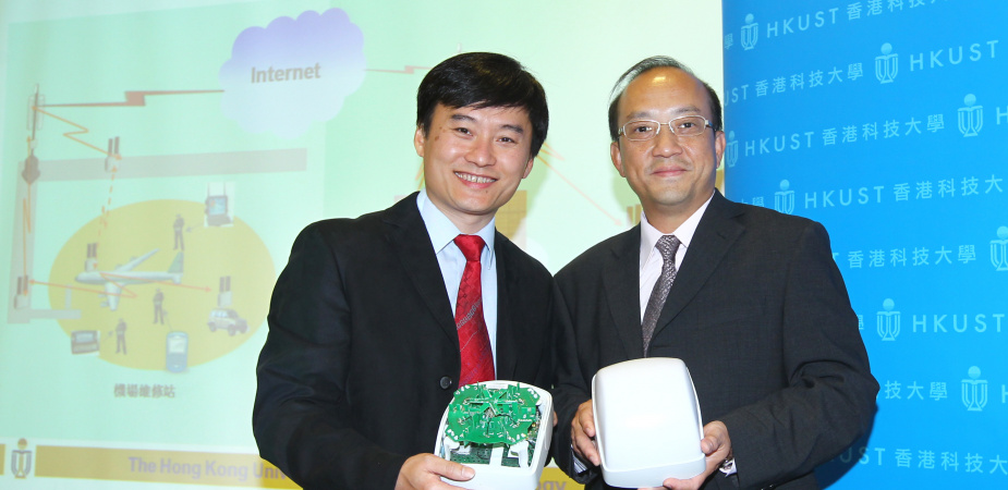 （左起）科大陈双幸副教授及现代货箱码头有限公司郑仲强先生阐释「简捷网」的卓越效能。 