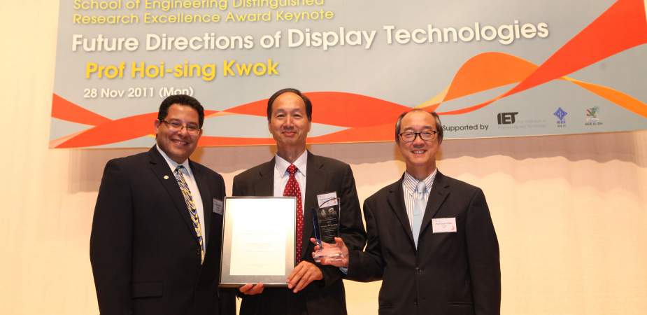 Prof Hoi Sing Kwok, inaugural recipient of the SENG Distinguished Research Excellence Award, received the trophy and the award certificate from President Prof Tony F Chan (right) and Dean of Engineering Prof Khaled Ben Letaief (left).