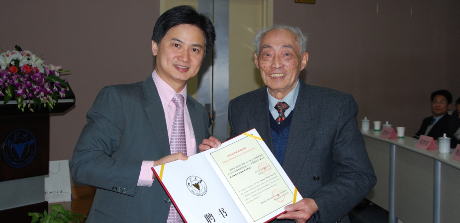 Prof Charles Ng (left) receiving the certificate of 2010 Zeng Guoxi Lecturer from Prof Zeng Guoxi