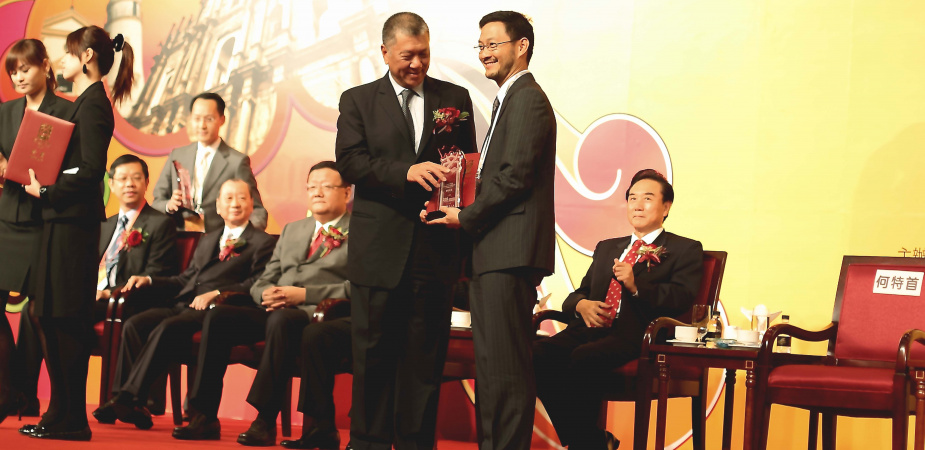 Prof Jack Lau Received “The 2009 Excellence in Achievement of World Chinese Youth Entrepreneurs” Award