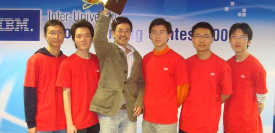  Dr. Wilfred NG with some of the members from the winning teams  