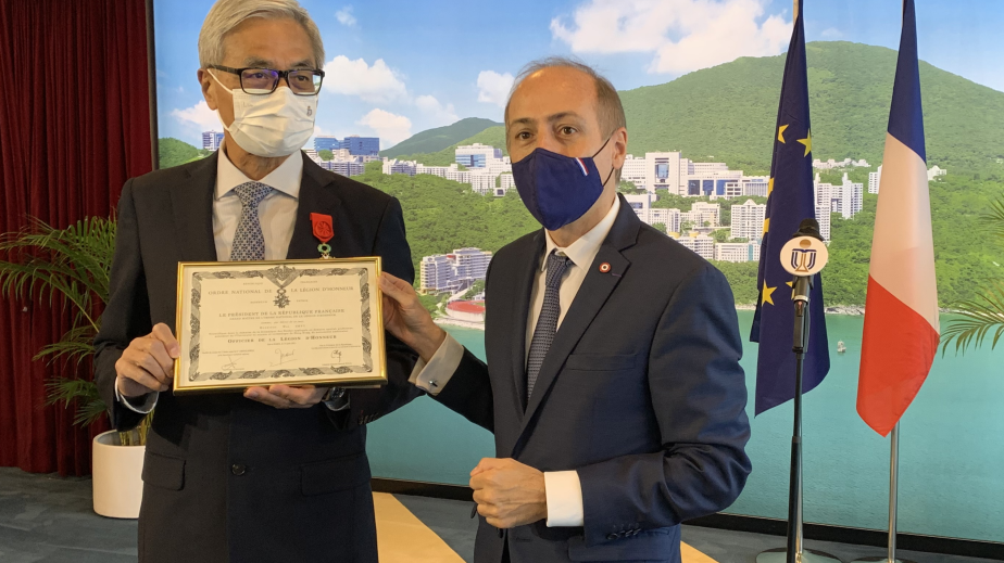 HKUST President Prof. Wei Shyy was bestowed with the distinction of Officer in the National Order of the Legion of Honour by Mr. Alexandre Giorgini, Consul General of France in Hong Kong and Macau on behalf of the President of the French Republic. 