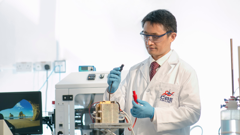 Prof. Shao Minhua, Professor of Chemical and Biological Engineering and Director of HKUST Energy Institute, holds the prototype of the new hydrogen fuel cell.