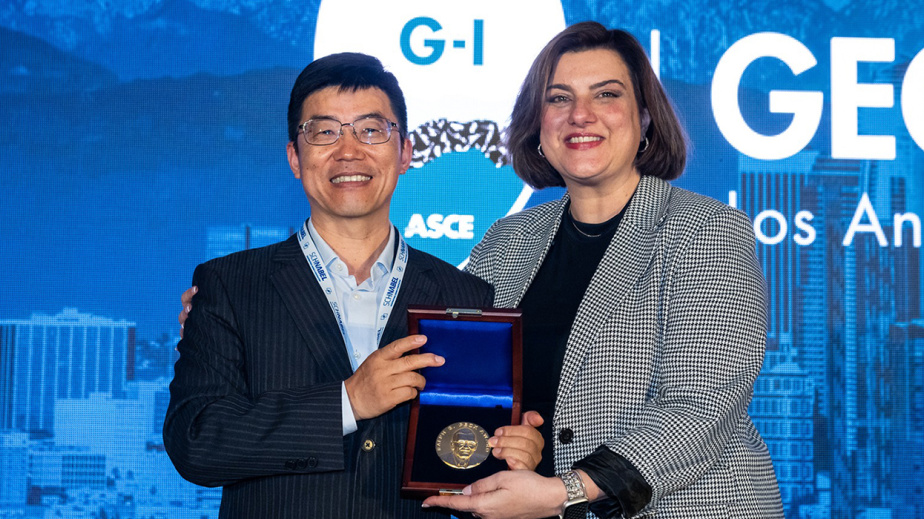 Prof. Zhang Limin (left) was presented with the Ralph B. Peck Award at the ASCE Geo-Congress in Los Angeles, California in March 2023. The award is among the top international accolades in the geotechnical engineering area.