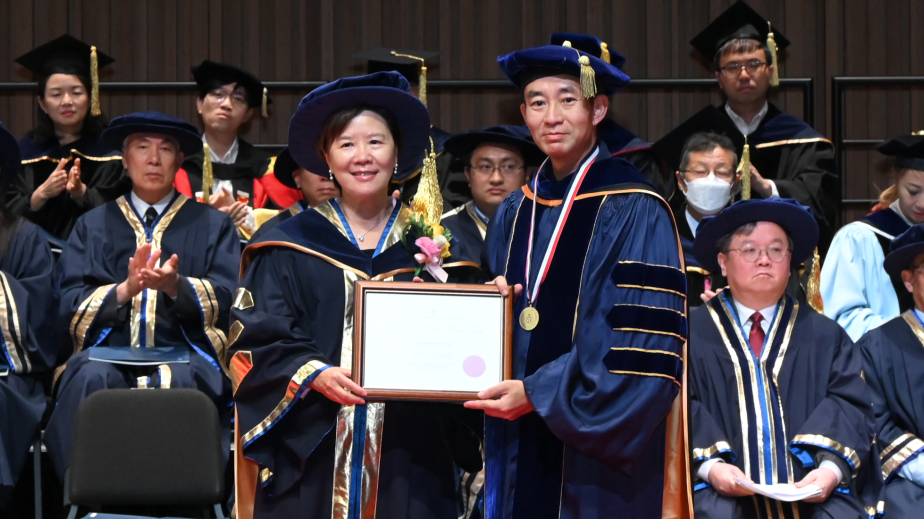 Prof. Mansun Chan (right) received the Michael G. Gale Medal for Distinguished Teaching from President Prof. Nancy Ip at the University’s 31st Congregation on November 17, 2023. He was recognized for his achievements in teaching and curriculum development, his dedication to students, and his broad contributions to the University’s educational mission.