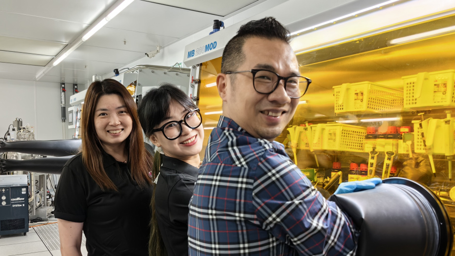 Assistant Professor Lin Yen-Hung of the Department of Electronic and Computer Engineering and the State Key Laboratory of Advanced Displays and Optoelectronics Technologies (right), Electronic and Computer Engineering PhD student Cao Xueli (center), and Senior Manager of the State Key Laboratory of Advanced Displays and Optoelectronics Technologies Dr. Fion Yeung (left)