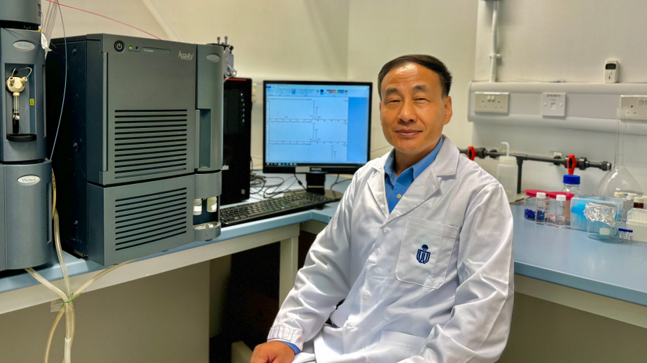 Prof. Zhang Xiangru discovers an effective and rapidly degradable disinfectant. Using the instrument known as “ultra-performance liquid chromatography/electrospray ionization-triple quadrupole mass spectrometry (UPLC/ESI-tqMS)”, he successfully detects the degradation products of 2,6-DCQ and determines the degradation pathway of 2,6-DCQ in seawater.