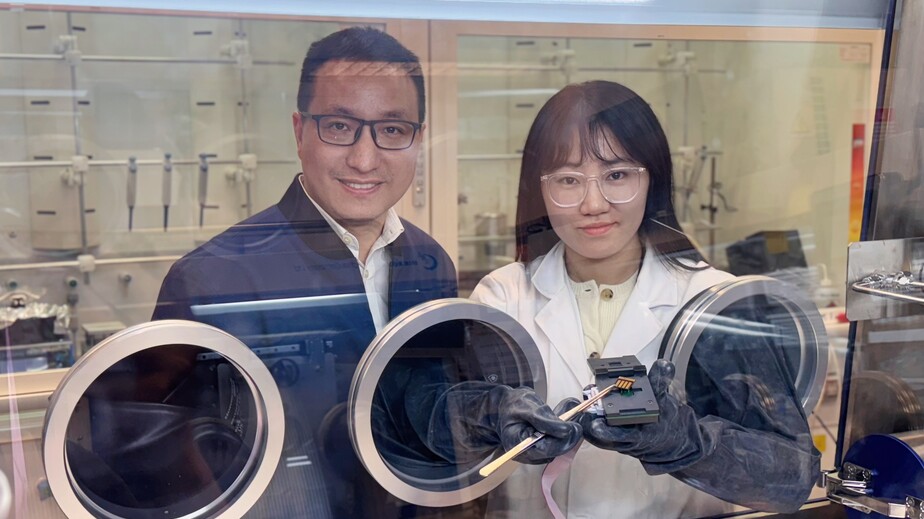 Prof. Zhou Yuanyuan (left) and Dr. Hao Mingwei (right) demonstrate a stability test of their newly developed cation-homogenized perovskite solar cells.