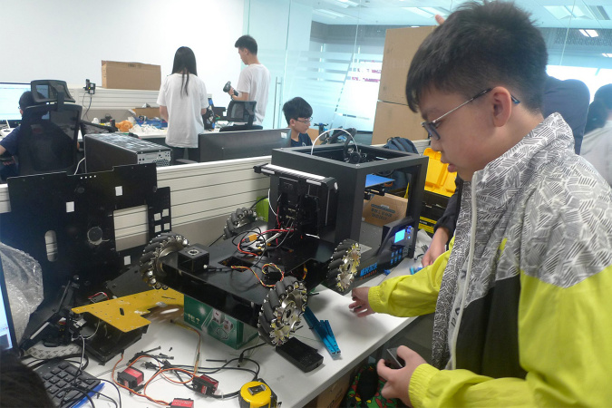 科大今年首度夥大強創新科技及香港科學園在港舉辦機械人大賽，綜合系統與設計學生將來亦可以參加此比賽作為小組專題研習。