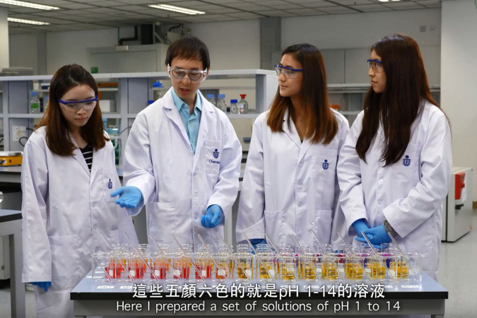 陳博士（左二）與科大學生於STEM@HKUST上載拍攝短片，講解科學現象。