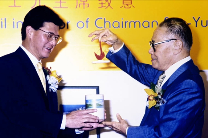 Dr. Vincent H. S. LO, GBS (left) was appointed as Chairman of the Council at HKUST in 1999, succeeding Dr. Chung who stepped down from the post after 11 years of service. 