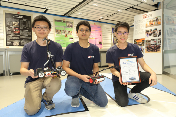 於第13屆全國大學生「恩智浦杯」智能汽車競賽（華南賽區）獲一等獎的（左起）張志榮、Amrutavarsh Sanganabasappa Kinagi和李峻羲在Dream Team Open Lab展示他們的小型智能車。