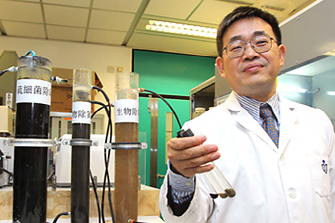 The SANI® Process project has come a long way. Here's Prof. CHEN Guanghao leading the lab-scale tests carried out during the nascent stage of the project from 2004 to 2006.