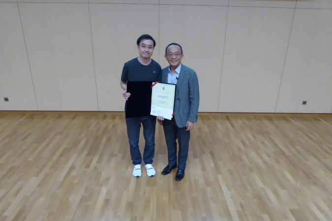 Prof. Desmond Tsoi (left) received the Distinguished Teaching Award from Dean of Engineering Prof. Tim Cheng.