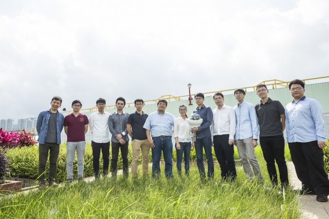 王教授（左六）的團隊繼續研發能從太陽能板採收能源，並使用人工智能分析數據的第四代感應器。