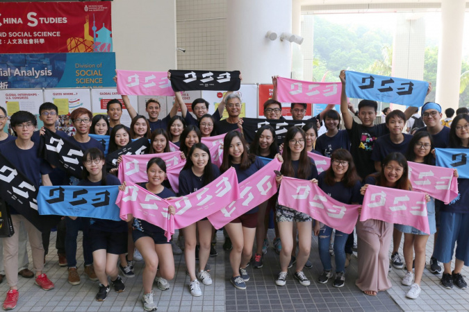 Prof Wei Shyy took photo with students on HKUST’s Information Day