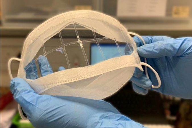 利用這種新聚合物納米物材料製造的口罩，不但透明透氣，亦能隔絕病毒和細菌。