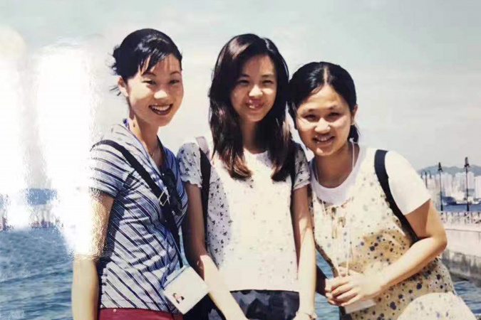 曾芊霖（中）在夏令营期间接待来自东京大学及首尔市立大学的本科生，带她们游览香港地标。