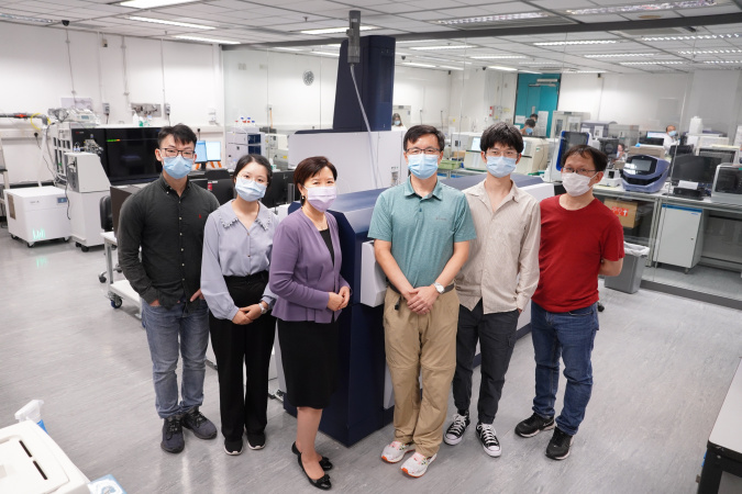 Recognizing the need for improved imaging capabilities, a group of scientists from the Hong Kong University of Science and Technology (HKUST) focused their sights on achieving brain imaging at synaptic resolution. The endeavor, a collaborative effort between Prof. Qu Jianan (3rd from right) and Prof. Nancy Ip (3rd from left) has led to the successful development of a new imaging technology - adaptive optics two photon endomicroscopy - that enables in vivo imaging of deep brain structures at high resolutio