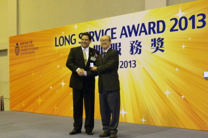 2013年李德富教授获前校长陈繁昌教授颁发长期服务奖，嘉许他服务大学20年