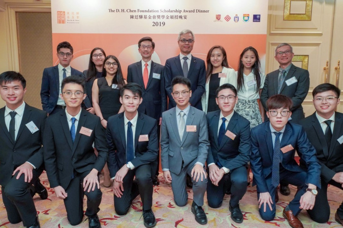 Kevin (front row, second left) and HKUST President Prof. Wei Shyy (back row, fourth right) at the award dinner of the 2019 D. H. Chen Foundation Scholarships.