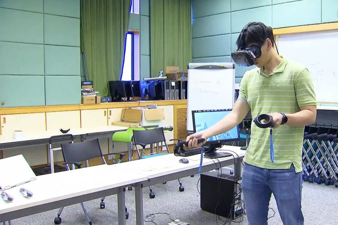 Students equipped with goggles and a controller can touch and use equipment they find in HKUST’s virtual lab to conduct an experiment.