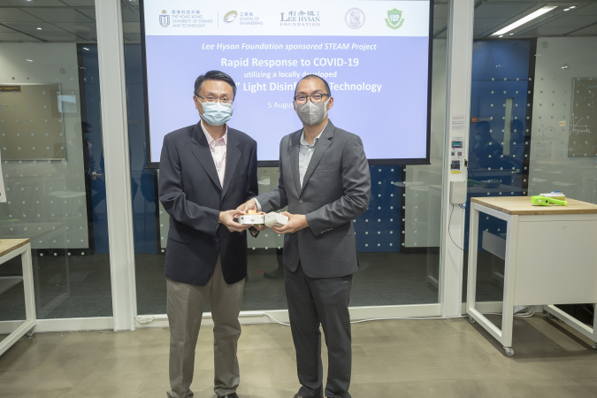 Prof. Yeung King Lun (left) presented two devices to Mr. Clifford Chow as an appreciation of Lee Hysan Foundation’s keen support. 