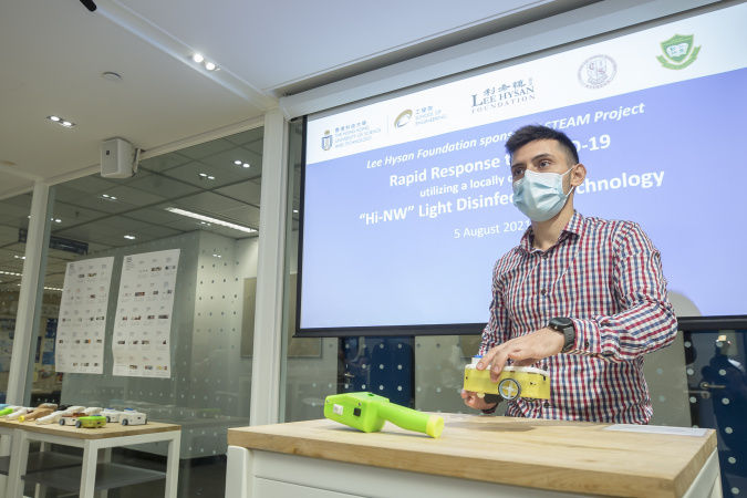生物工程學博士生Javier Lopez Navas是這個項目的主要學生技術顧問，他在活動上向嘉賓展示消毒裝置的基本操作流程。