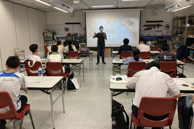 学生们于 2021 年 5 月和 6 月在科大校园参加了两场工作坊，学习制作和组装消毒装置。