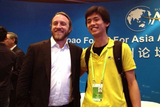博宏（右一）以义工身份代表科大参与2015年博鳌亚洲论坛，期间巧遇YouTube共同创办人 Chad HURLEY（左一），Hurley的创业精神启发博宏无惧风险，在初创界开展事业。