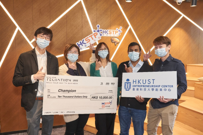 靖婷（左二）和團隊的水凝膠業務計劃書在2022年Hong Kong Techathon的人文和健康科技組取得第一名。