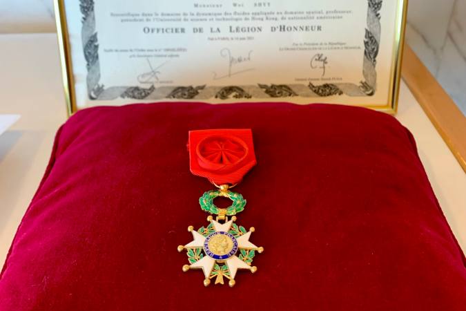 法國榮譽軍團勳章於1802年由拿破崙創立，是法國政府頒授的最高榮譽。