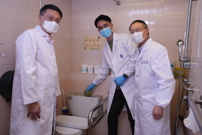Prof. Yeung King-Lun (first left) and Prof. Joseph Kwan (first right) inspected the trial of AMGel in an elderly home under HOHCS.